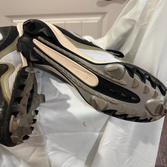 Nike Black and White Baseball Cleats - Picture 3 of 5